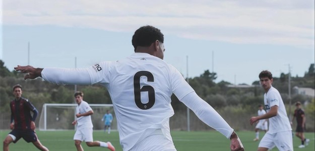 Aaron Mayol durante entrenamiento Valencia CF renovación contrato 2029