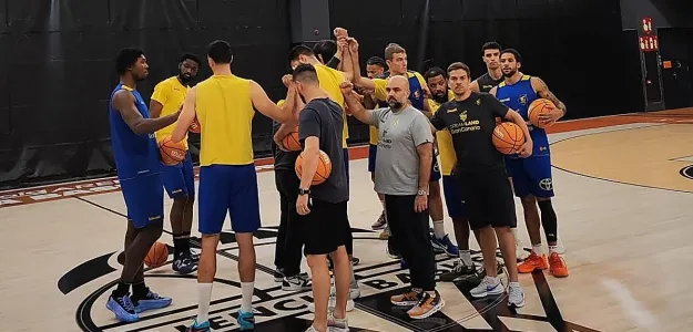 Pedro Martínez dirige un entrenamiento del Valencia Basket en Fonteta