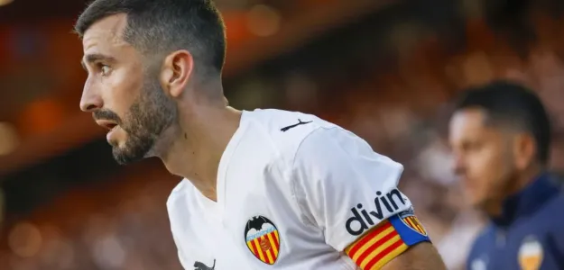 José Luis Gayà se retira lesionado durante el último partido del Valencia CF