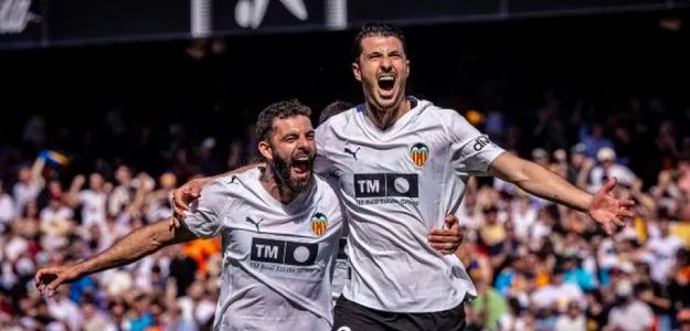 Guido Rodríguez durante un entrenamiento con el Valencia CF en la Ciudad Deportiva