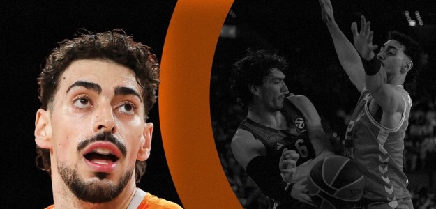 Sergio de Larrea celebra con el Valencia Basket tras recibir el premio
