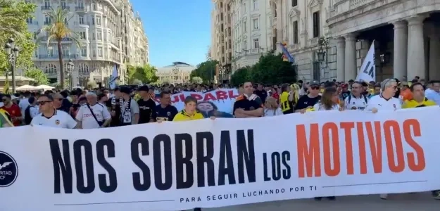 Aficionados del Valencia CF protestando contra Peter Lim en Mestalla