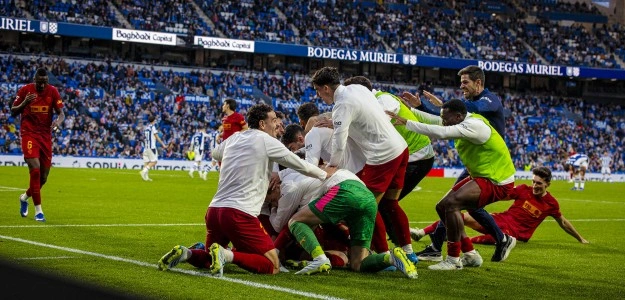 Javi Guerra celebra su gol en la remontada del Valencia en Anoeta