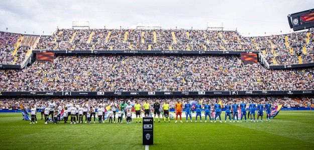 Jugadores del Valencia CF durante el partido ante el Atlético Madrid en Mestalla