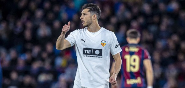 Gianluca Prestianni durante un entrenamiento con el Valencia CF en la Ciudad Deportiva