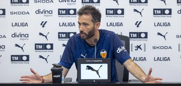 Carlos Corberán durante la rueda de prensa previa Valencia Barcelona