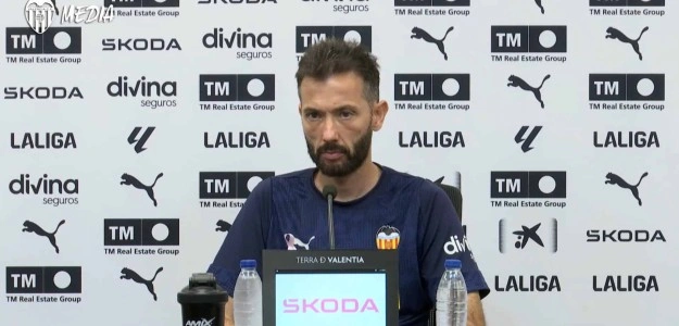 Carlos Corberán durante rueda de prensa previa al Valencia CF Rayo Vallecano