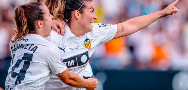 Jugadoras Valencia CF Femenino celebran ascenso Liga F tras empate Villarreal