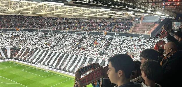 Aficionados del Valencia CF con camisetas blancas en las gradas de Mestalla