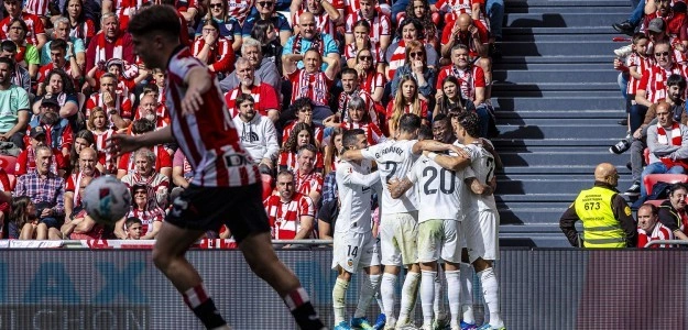 Jugadores del Valencia CF celebrando la permanencia en Mestalla