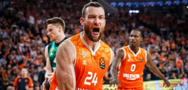 Matt Costello durante un entrenamiento del Valencia Basket en el Roig Arena