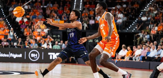 Jugadores Valencia Basket celebrando remontada ante Bilbao en Roig Arena