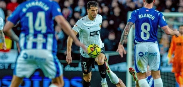 Guido Rodríguez en partido de LaLiga, objetivo fichaje Valencia CF verano 2026