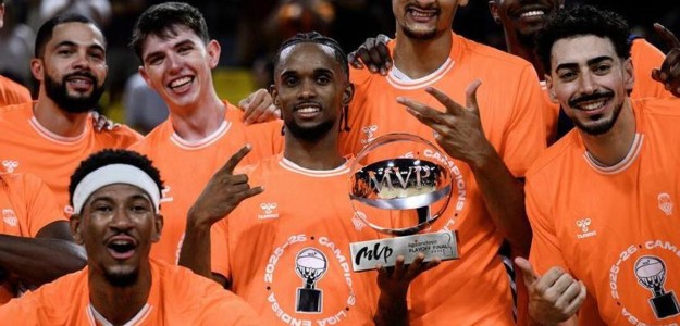 Jean Montero celebra el MVP de la final ACB con Valencia Basket en el Roig Arena