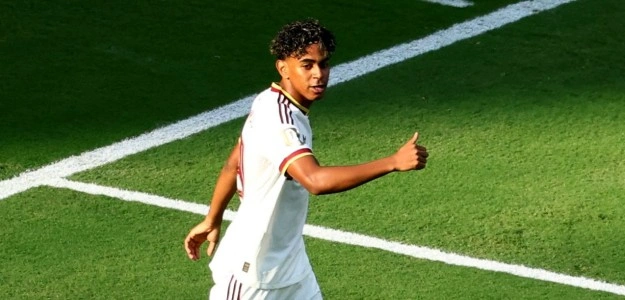 Álex Baena celebra un gol con la selección española en el Mundial