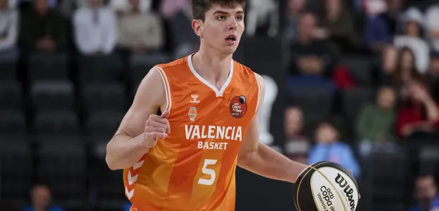 Sergio de Larrea base Valencia Basket durante partido ACB temporada 2026