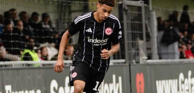Yannis Ahouannou defensa joven Eintracht Frankfurt en acción defensiva