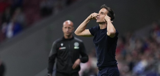 Iñigo Pérez durante un partido dirigiendo al Rayo Vallecano desde el banquillo