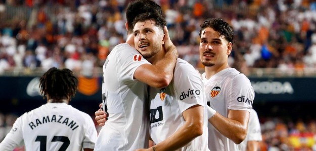 Guido Rodríguez entrenando con el Valencia CF en Paterna durante la pretemporada