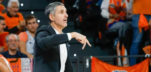 Rubén Burgos dirigiendo al Valencia Basket desde el banquillo en La Fonteta