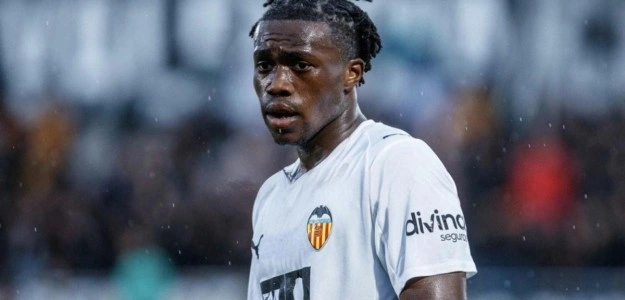 David Otorbi entrenando con el Valencia CF en la Ciudad Deportiva