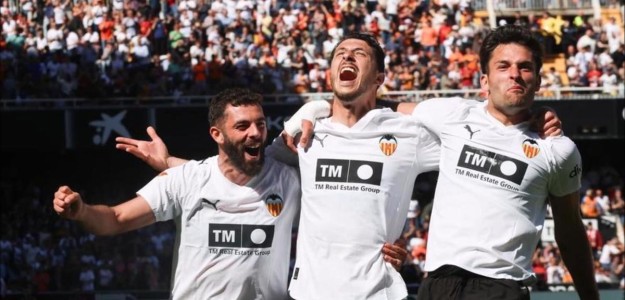 Guido Rodríguez durante un entrenamiento con el Valencia CF en la Ciudad Deportiva