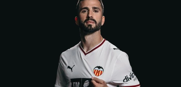 José Gayà presenta la nueva camiseta del Valencia CF 2026/27 en Mestalla