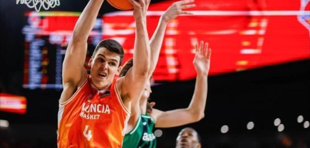 Jugadores del Valencia Basket celebran la victoria ante Joventut en el Roig Arena