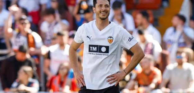 Guido Rodríguez posa como nuevo jugador del Valencia CF en Mestalla