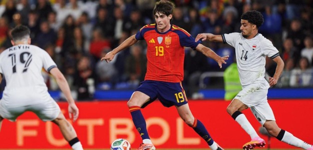 Javi Guerra durante su debut con España ante Irak en Riazor