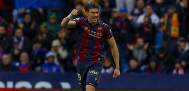 Carlos Espí celebra un gol con la camiseta del Levante UD