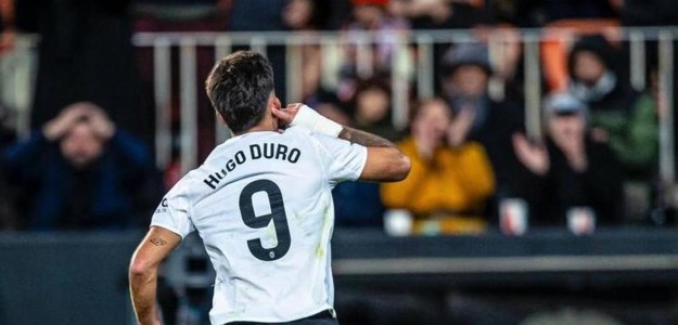 Hugo Duro durante un partido del Valencia CF en Mestalla
