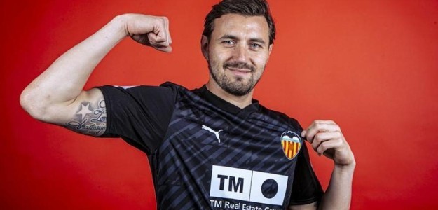 Dimitrievski durante un entrenamiento del Valencia CF en la Ciudad Deportiva