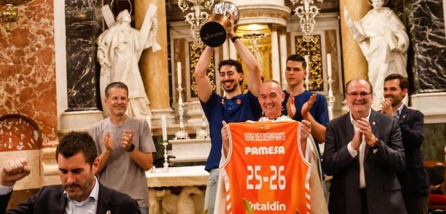 Josep Puerto capitán Valencia Basket celebra título Liga Endesa Roig Arena
