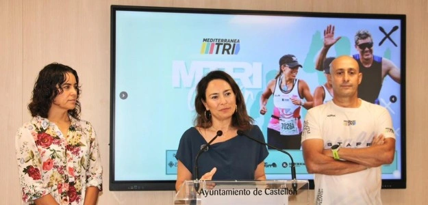 Triatletas en salida MTRI Castellón circuito Mediterránea competición