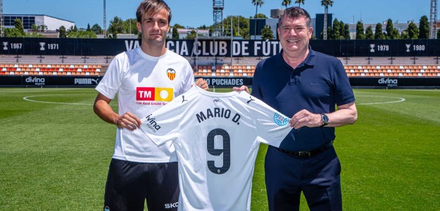 Mario Domínguez celebra un gol con el VCF Mestalla esta temporada