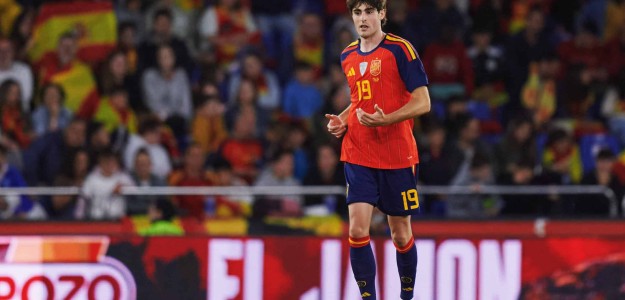 Javi Guerra durante su debut con la selección española ante Iraq en Riazor