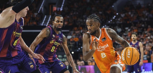 Jean Montero anota en el Palau Blaugrana durante el Juego 3 de las Finales Liga Endesa