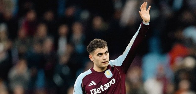 Andrés García lateral derecho Aston Villa posando con camiseta del club inglés