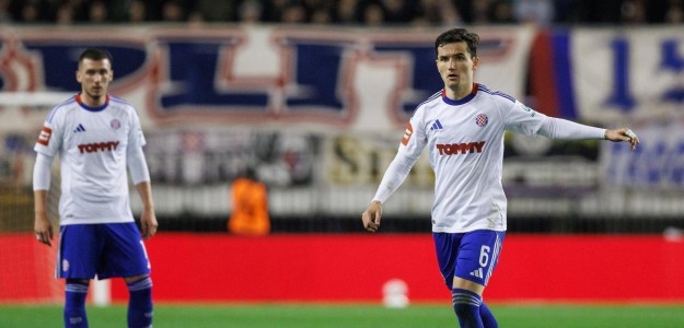 Hugo Guillamón centrocampista posando con la camiseta del Hajduk Split en 2026