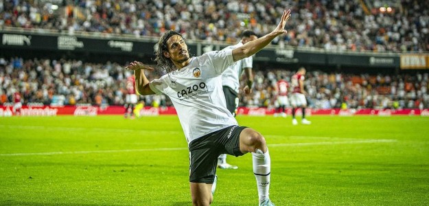 Edinson Cavani celebra un gol con la camiseta del Valencia CF en Mestalla