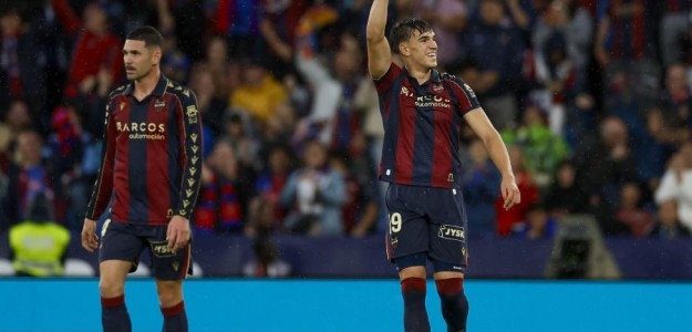 Carlos Espí celebra un gol con el Levante UD en La Cartuja