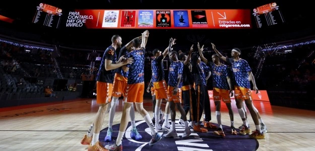 Jugadores Valencia Basket celebrando victoria en playoffs ACB