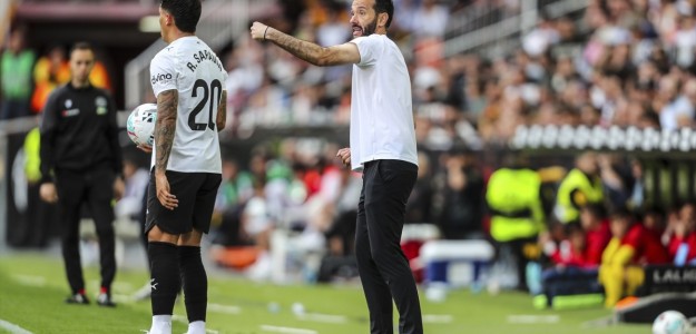 Carlos Corberán dirigiendo entrenamiento Valencia CF en pretemporada