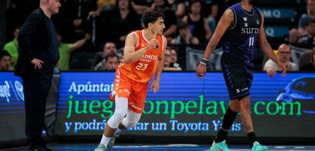 Jugadores Valencia Basket celebran clasificación semifinales Liga Endesa