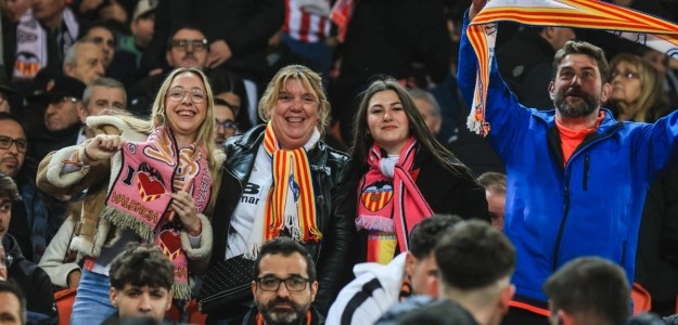 Aficionados del Valencia CF en las gradas de Mestalla durante un partido