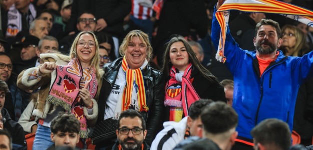 Aficionados del Valencia CF en las gradas de Mestalla durante un partido