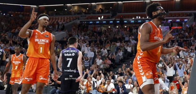 Jugadores Valencia Basket celebrando pase semifinales Liga Endesa