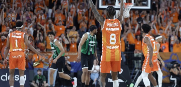 Jean Montero anota durante Valencia Basket contra Joventut semifinales playoff