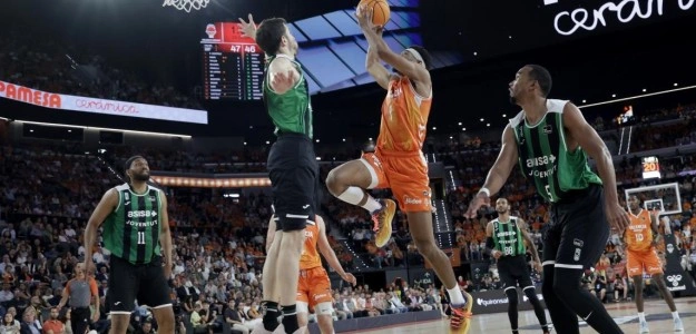 Valencia Basket jugadores celebrando victoria ante Joventut en Roig Arena